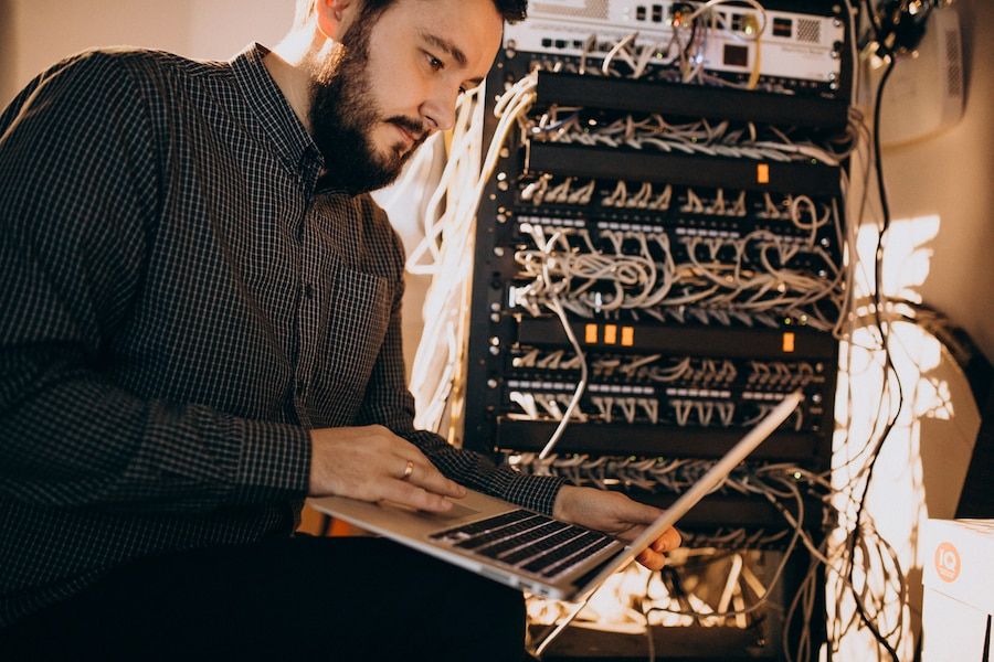 Técnico informático reparando un ordenador