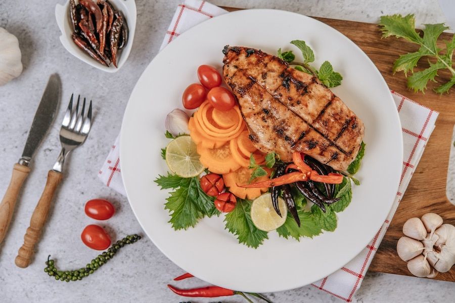 Plato de pollo a la plancha con verduras