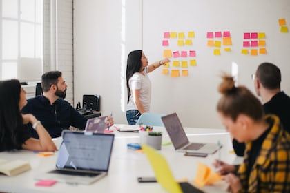 Sesión de formación con notas adhesivas en la pizarra
