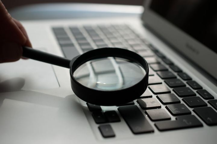 Lupa sobre el teclado de un portátil