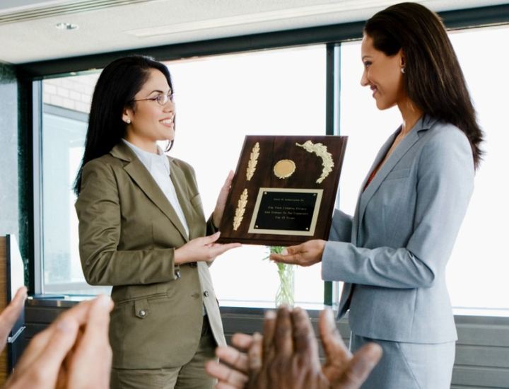 Entrega de una placa de reconocimiento