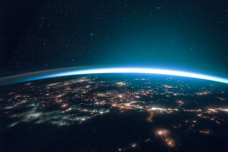 Vista de la Tierra de noche desde el espacio con las ciudades iluminadas